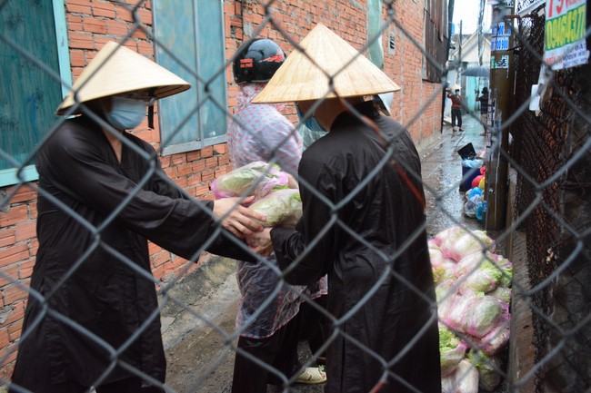 Continuing to support people in need in the Covid-19 pandemic of Hoang Phap Pagoda (series 4)